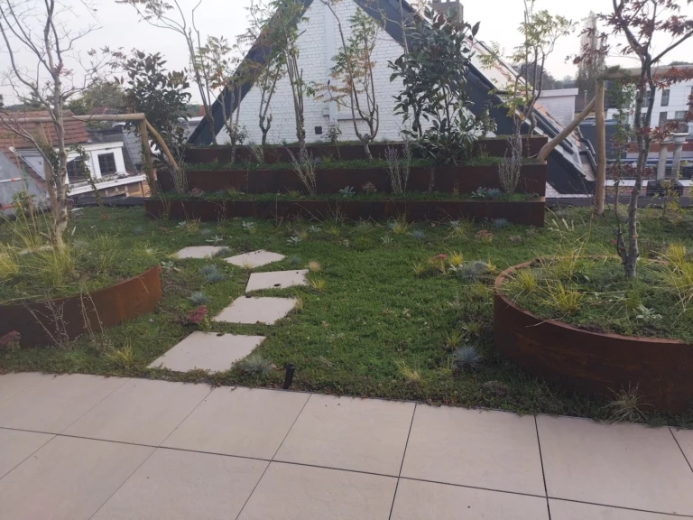 Daktuin met geïntegreerde plantenbakken in Mortsel